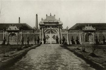 卫兵把守的奉天银元总局内大门及厂房