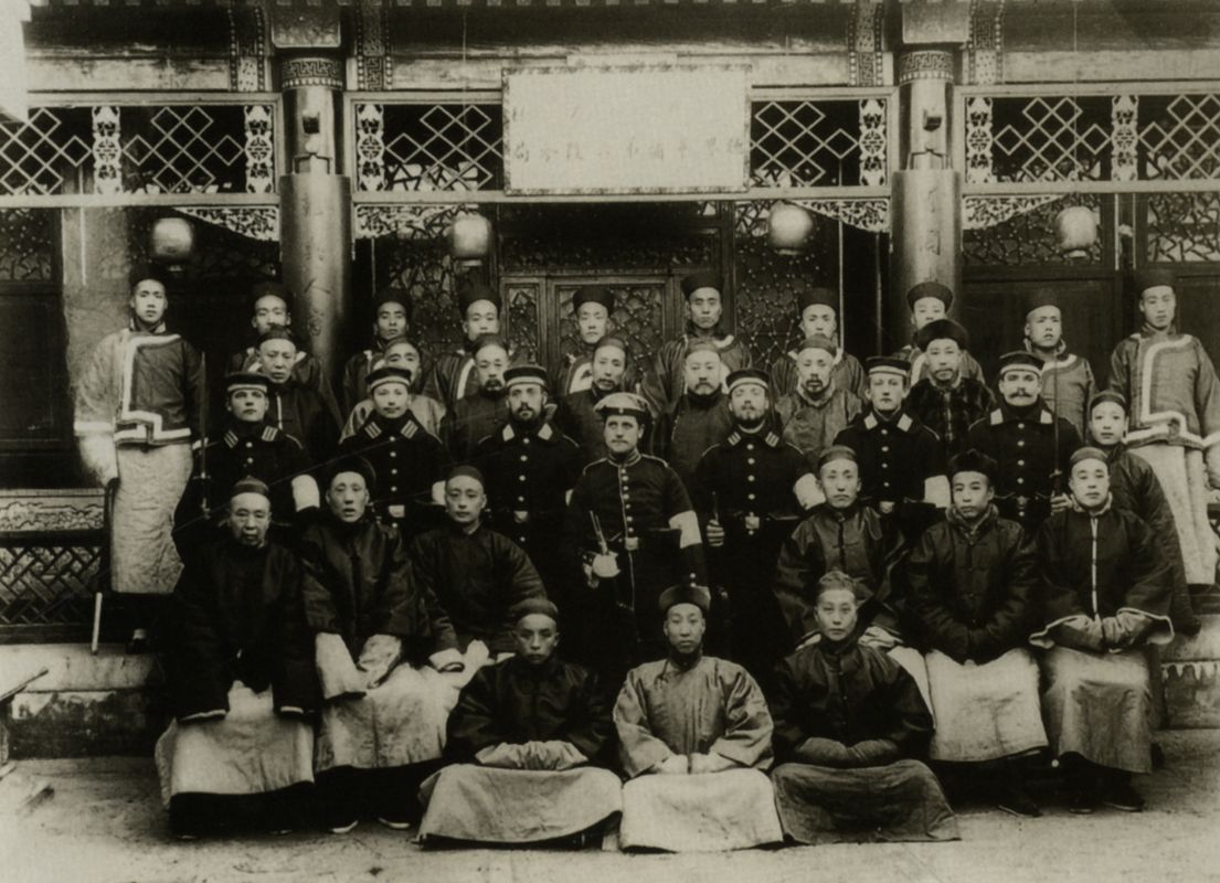 德国租界华人巡捕等合影