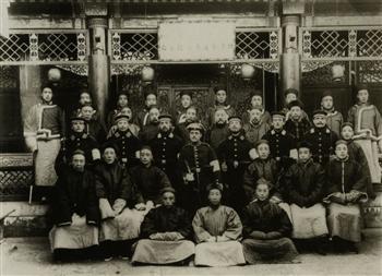 德国租界华人巡捕等合影