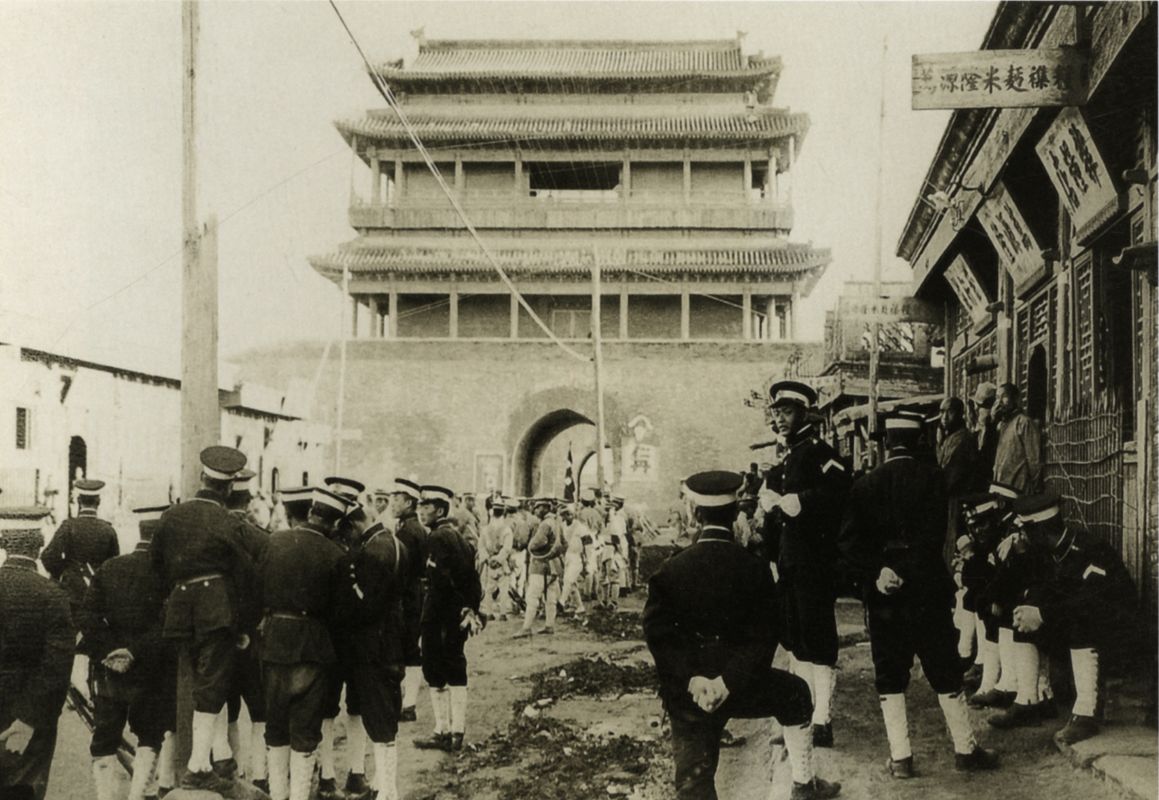 北京永定门内警察所前国民军撤退、奉军入城时的情景