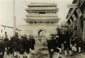 北京永定门内警察所前国民军撤退、奉军入城时的情景