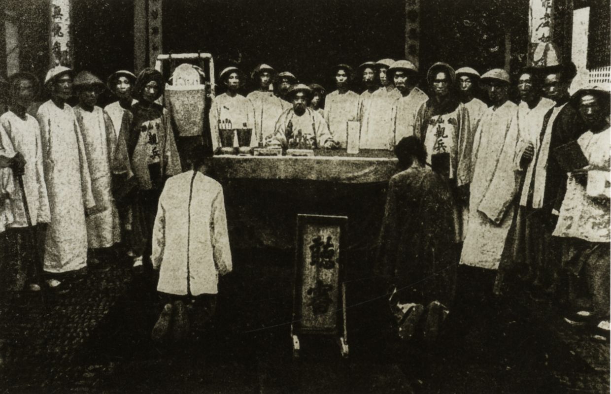 晚清法庭审讯的场景