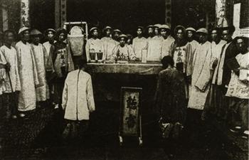 晚清法庭审讯的场景