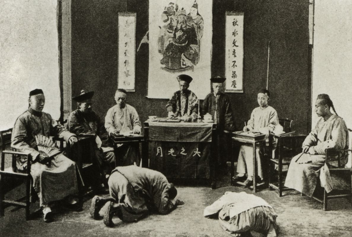 法国旅行家乔治·拉比在中国旅行期间拍摄的通州某衙门审讯犯人的照片