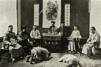 法国旅行家乔治·拉比在中国旅行期间拍摄的通州某衙门审讯犯人的照片