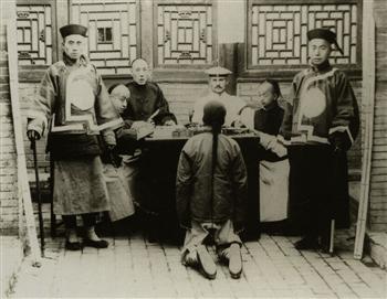 清代官吏与外国人会审中国犯人的情景