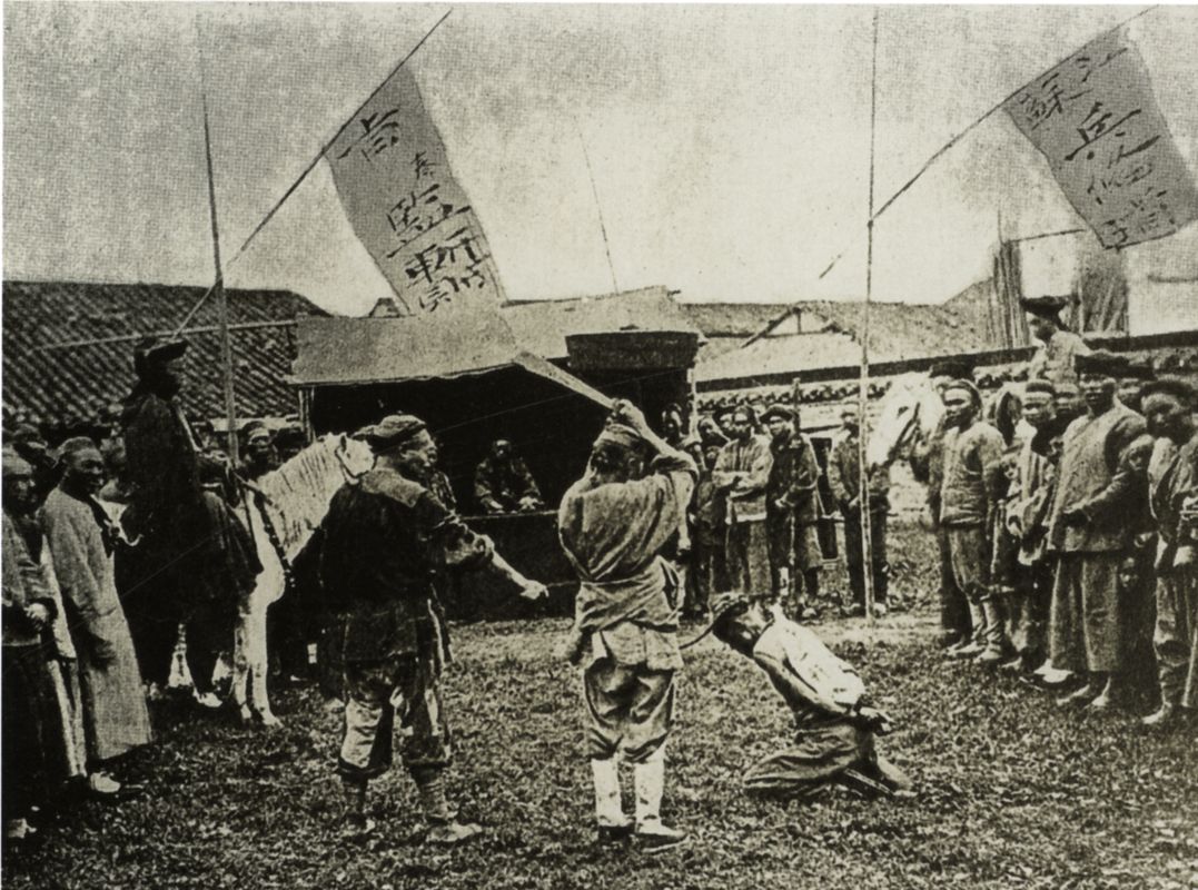 法国旅行家乔治·拉比在中国旅行时拍摄的义和团团员被枭首的照片