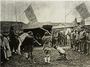 法国旅行家乔治·拉比在中国旅行时拍摄的义和团团员被枭首的照片