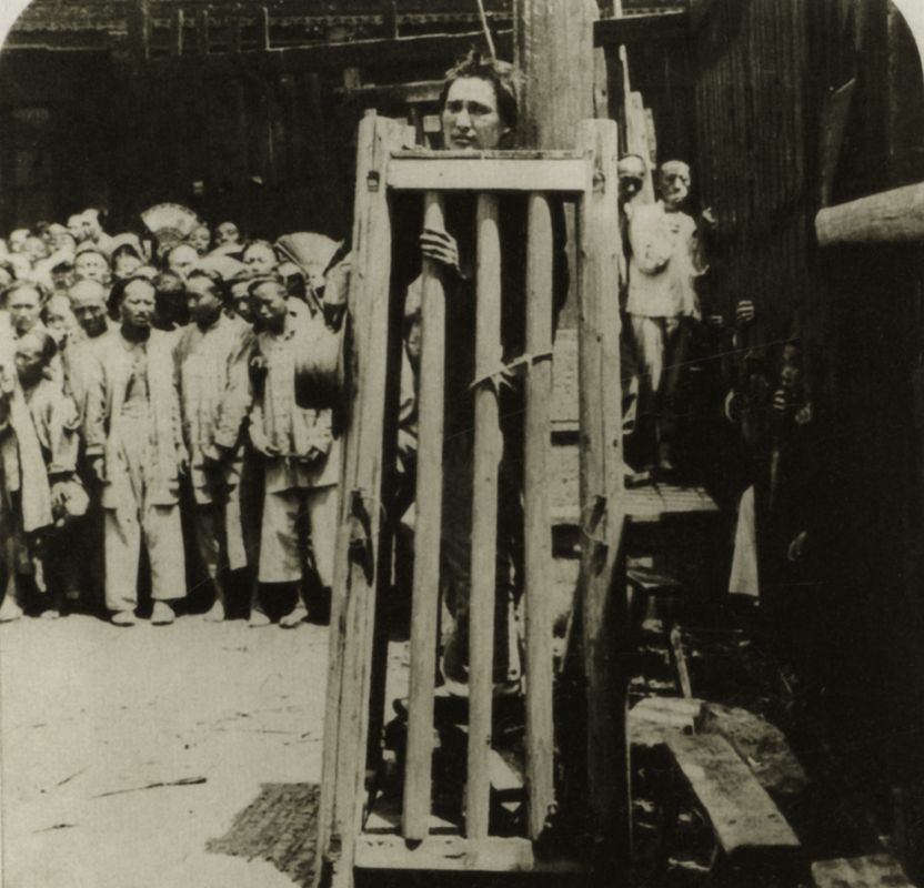 美国人詹姆斯·理查顿在上海街头拍摄的“站笼”照片