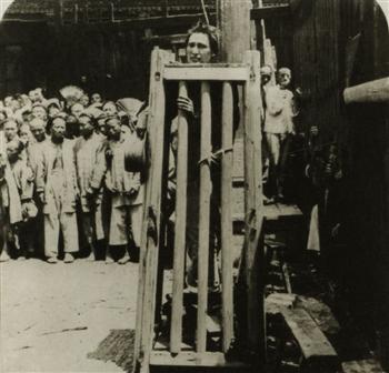 美国人詹姆斯·理查顿在上海街头拍摄的“站笼”照片