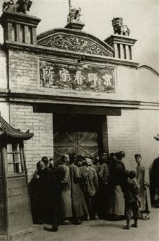 京师看守所门前的民众