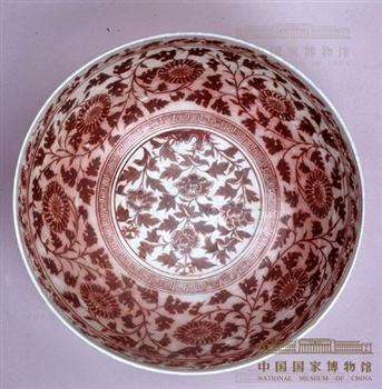釉里红缠枝花卉纹碗