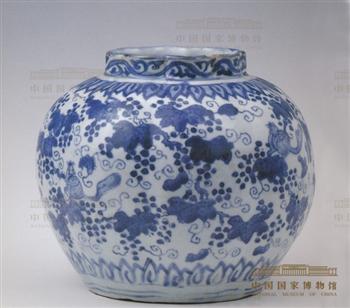 青花松鼠纹多棱瓷罐