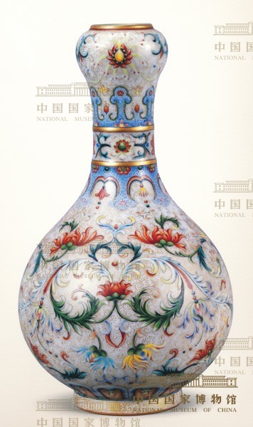珐琅彩西洋花纹蒜头瓶