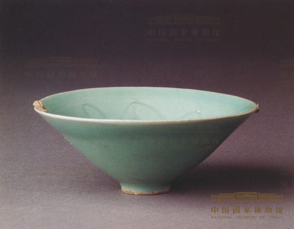 龙泉窑粉青釉划莲花撇口碗