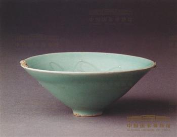 龙泉窑粉青釉划莲花撇口碗