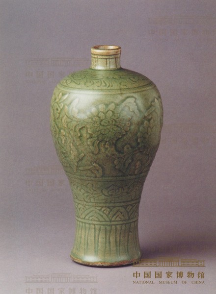 龙泉窑凸花牡丹梅瓶