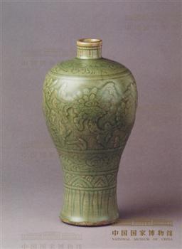 龙泉窑凸花牡丹梅瓶