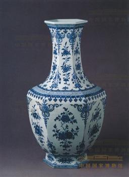 乾隆青花花朵六方瓶