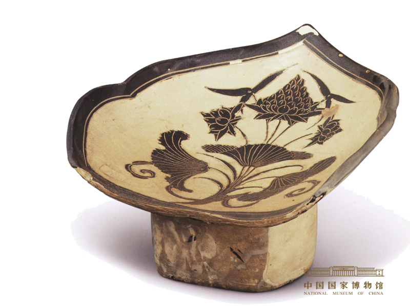 磁州窑白釉黑彩莲花纹枕