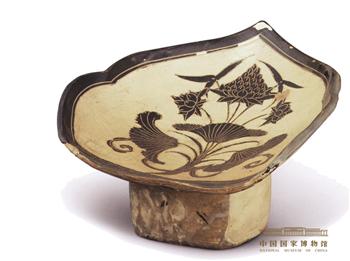 磁州窑白釉黑彩莲花纹枕