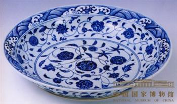 青花缠枝花卉纹盘