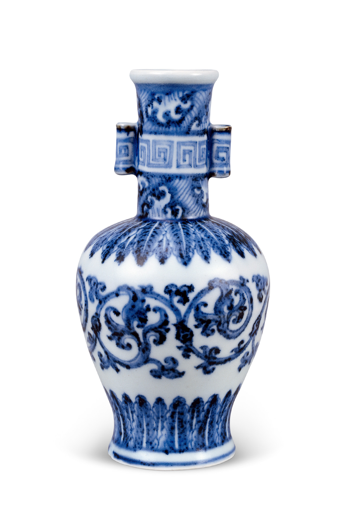 青花卷草纹贯耳瓶