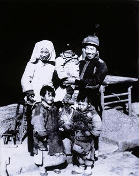 浙江黄岩农民叶根土全家不同时代的全家福