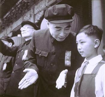 五一国际劳动节周恩来在北京天安门城楼与献花的少先队员柳百坚一起交谈