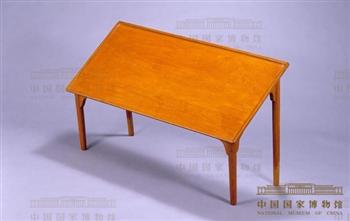 周恩来在床上批阅文件用的斜面小桌