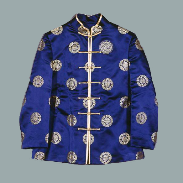 2001年时任国务院副总理钱其琛出席亚太经合组织会议（APEC）时穿的唐装