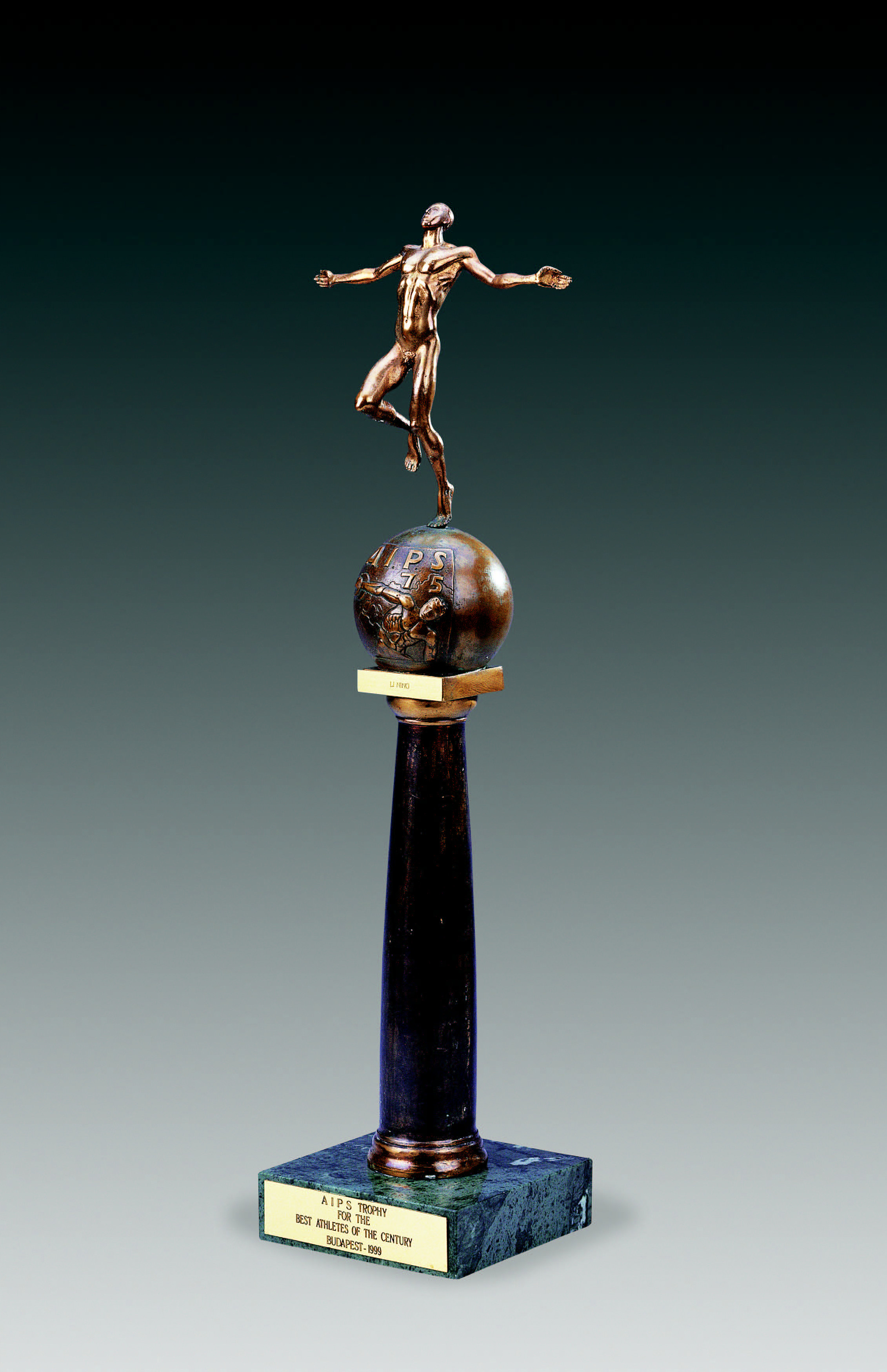 国际体育记者协会颁发给李宁的本世纪最佳运动员奖杯