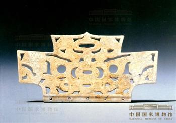 透雕冠状玉饰