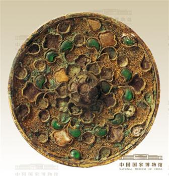 镶绿白料饰鎏金铜镜