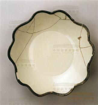 镶铜釦莲瓣形白瓷盘
