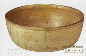 白釉刻花鱼纹瓷钵