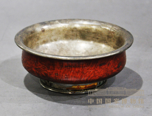 贴银片里银片足漆木碗